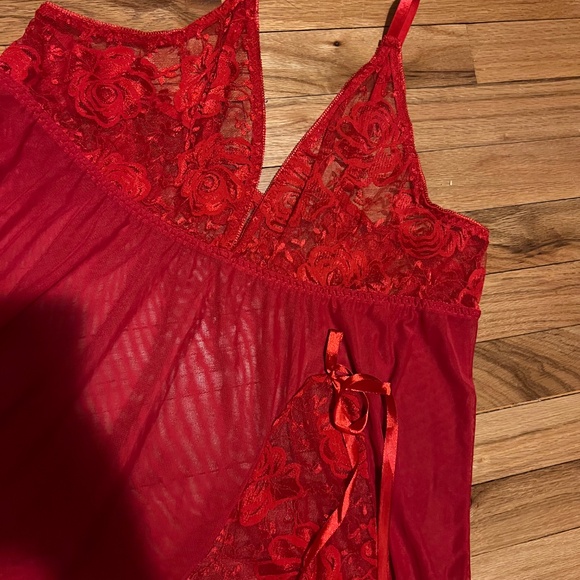 Bright red lingerie nightie - Picture 2 of 7